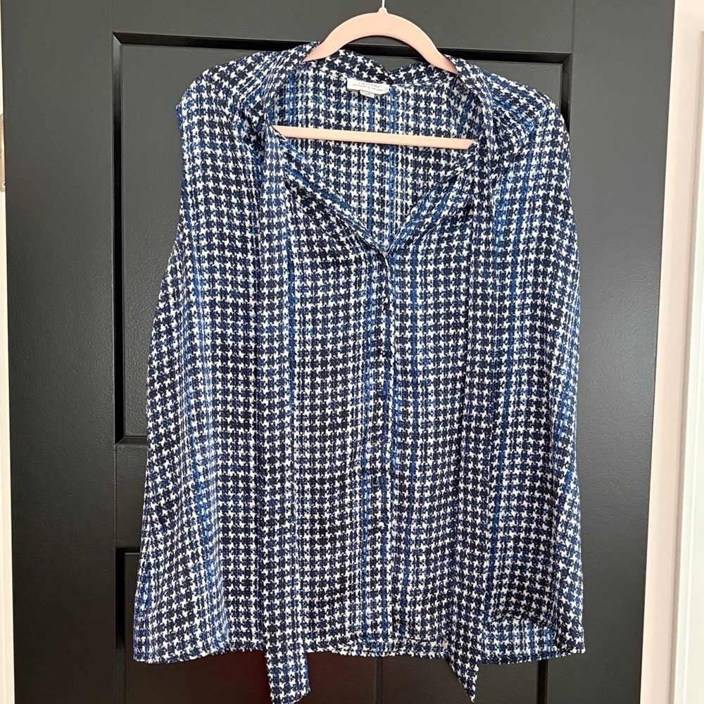 Tahari Blue & White Patterned Sleeveless Buttoned Blouse w/Tie in Front. Size 1X
